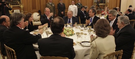 Los Reyes, el presidente del Gobierno y su esposa cenando con el presidente de Uruguay