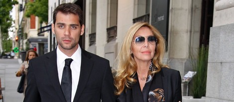 Norma Duval y su hijo Yelko en el funeral de José Luis Solaguren