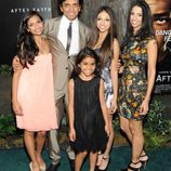 M. Night Shyamalan con su esposa e hijas en el estreno de 'After Earth' en Nueva York