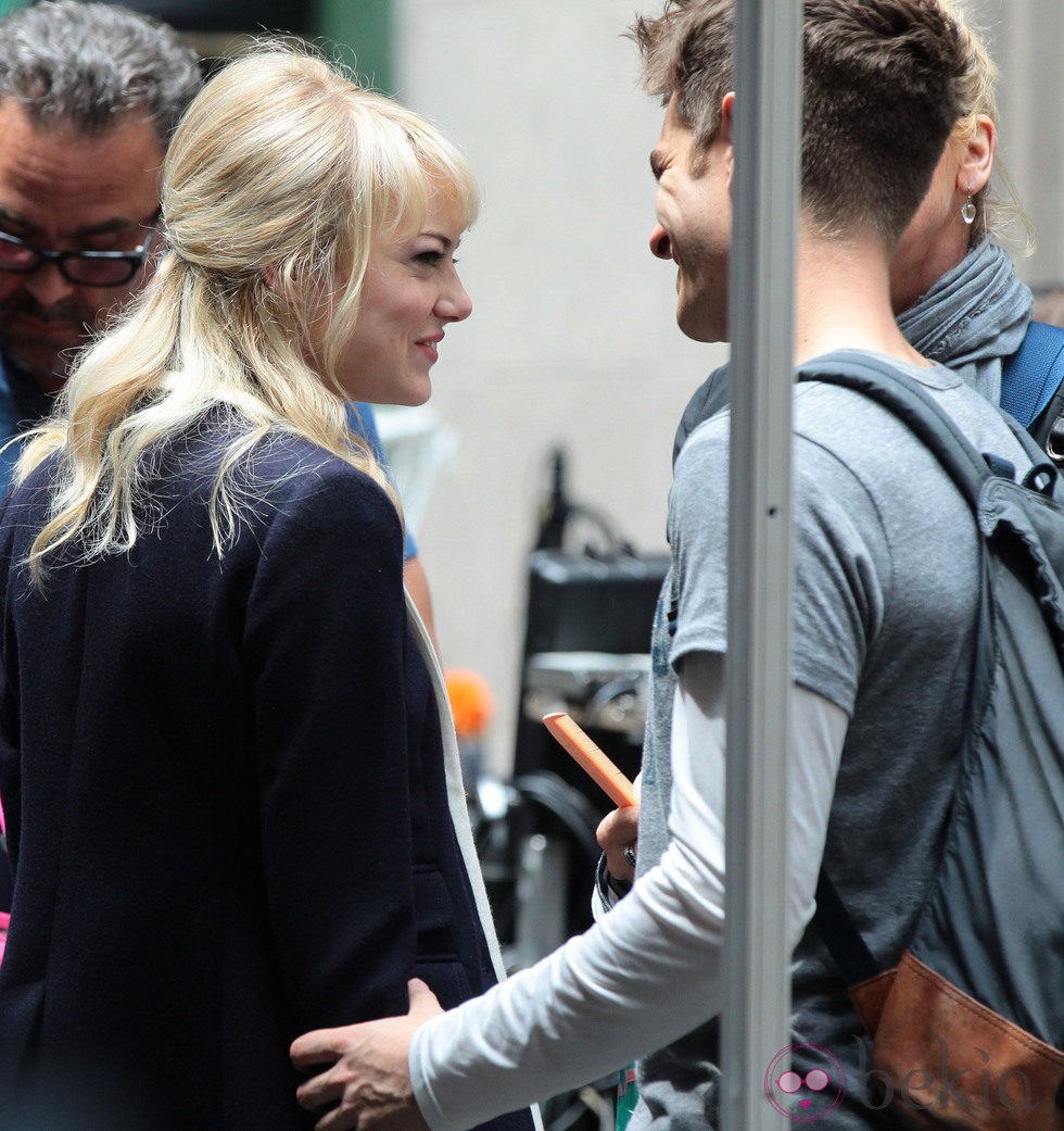 Emma Stone y Andrew Garfield se dedican tiernas miradas en el rodaje de 'The Amazing Spider-Man 2'