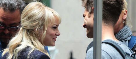 Emma Stone y Andrew Garfield se dedican tiernas miradas en el rodaje de 'The Amazing Spider-Man 2'