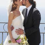 Raquel Sánchez Silva y Mario Biondo besándose el día de su boda