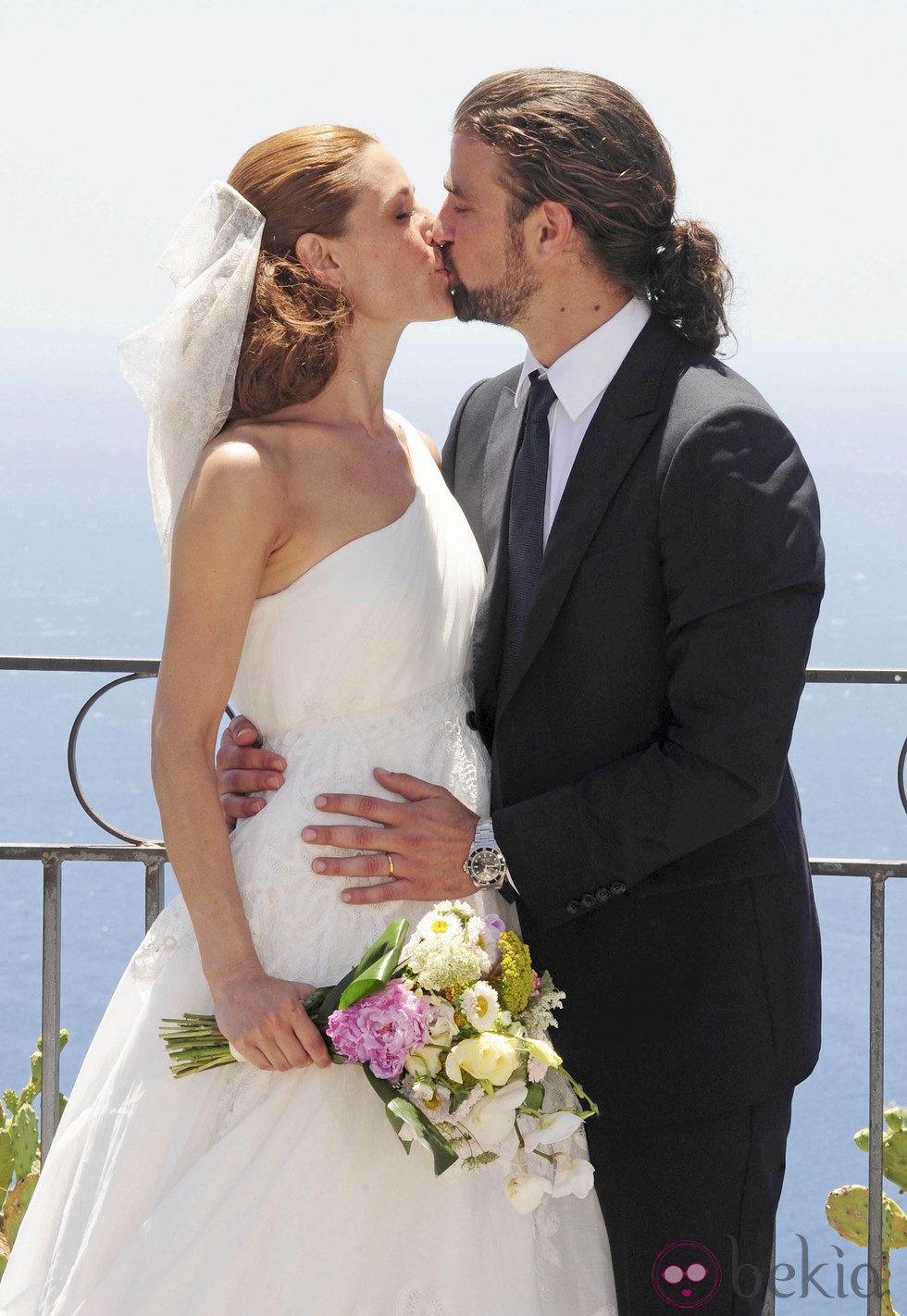 Raquel Sánchez Silva y Mario Biondo besándose el día de su boda