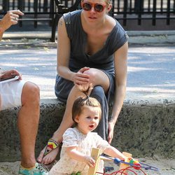 Sienna Miller con su hija Marlowe Sturridge en el parque
