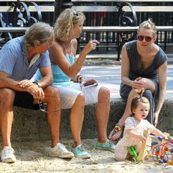 Sienna Miller con su hija Marlowe Sturridge y sus padres en el parque