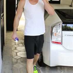 El actor Liam Hemsworth entrenando en el gimnasio