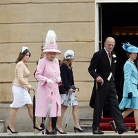 La Reina, el Duque de Edimburgo y los Príncipes Andrés, Beatriz, Eugenia y Ana en una garden party