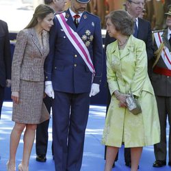 Los Príncipes de Asturias y la Reina Sofía charlan en el Día de las Fuerzas Armadas 2013