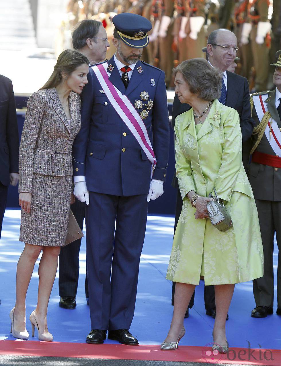 Los Príncipes de Asturias y la Reina Sofía charlan en el Día de las Fuerzas Armadas 2013