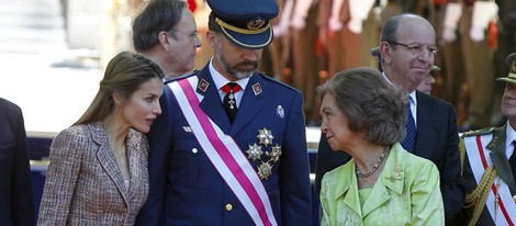 Los Príncipes de Asturias y la Reina Sofía charlan en el Día de las Fuerzas Armadas 2013