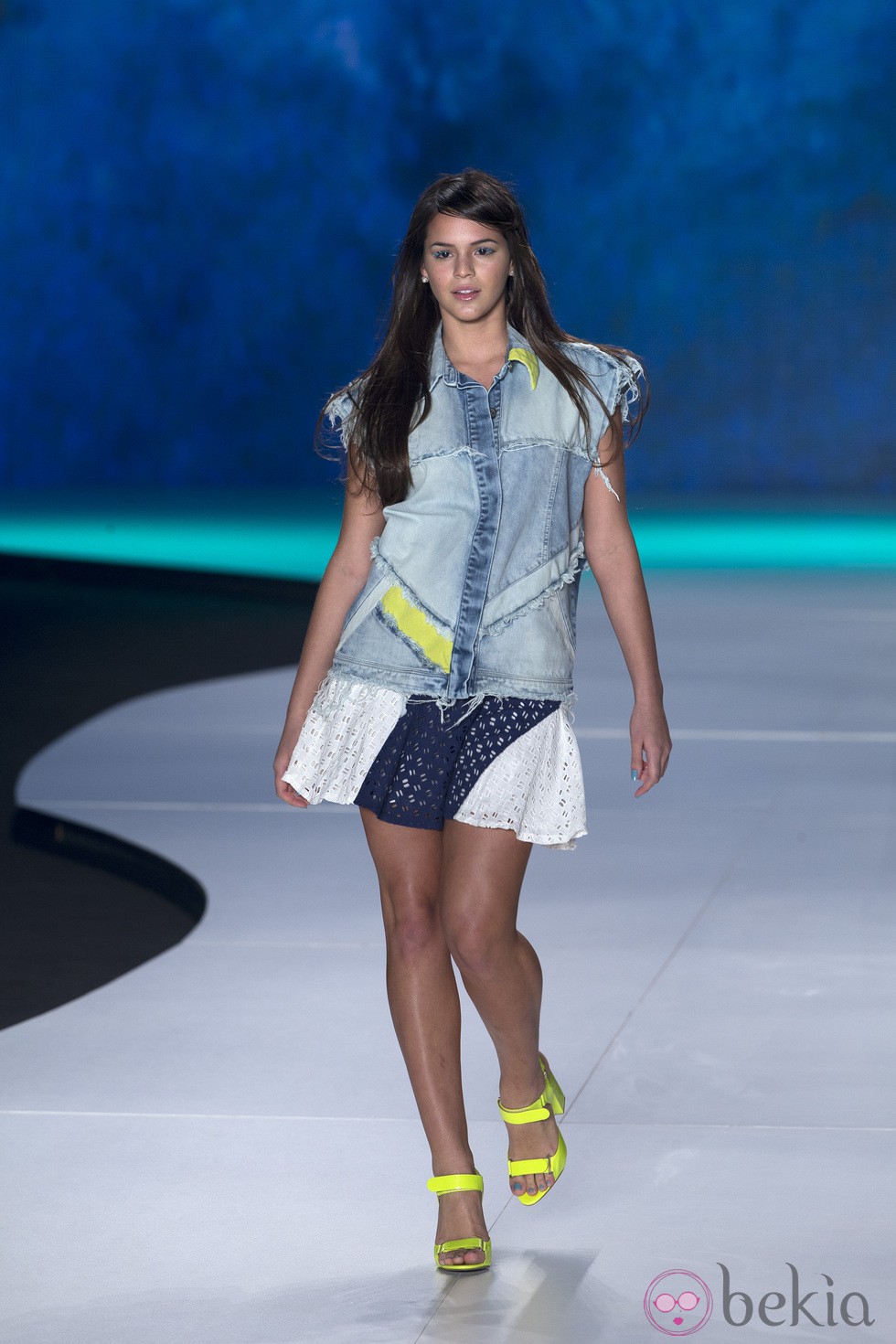 Bruna Marquezine desfilando en Fashion Rio