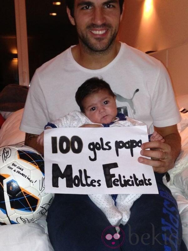 Cesc Fàbregas posa con su hija Lia para celebrar los 100 goles de su carrera