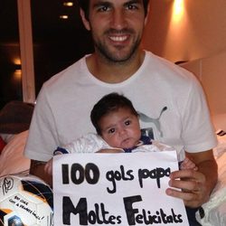 Cesc Fàbregas posa con su hija Lia para celebrar los 100 goles de su carrera