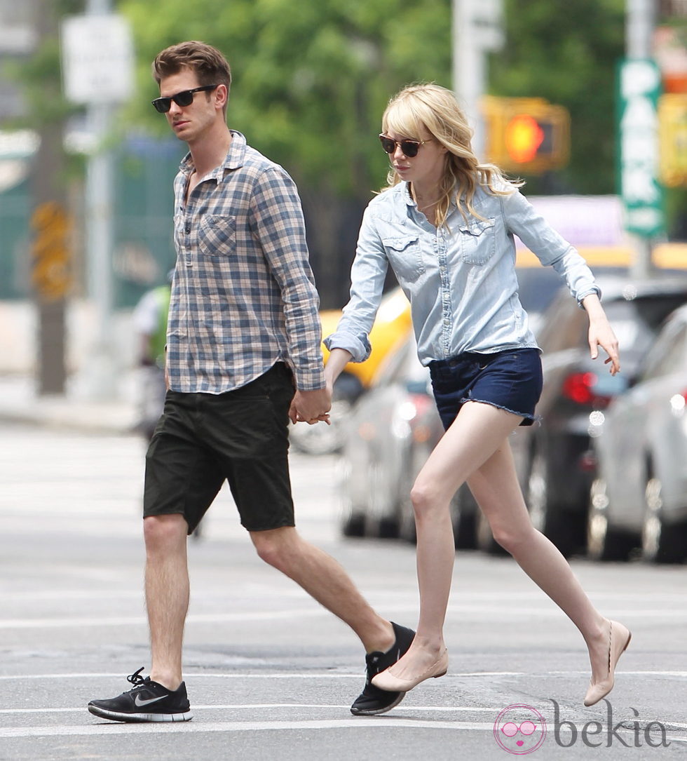 Andrew Garfield y Emma Stone pasean cogidos de la mano por Nueva York