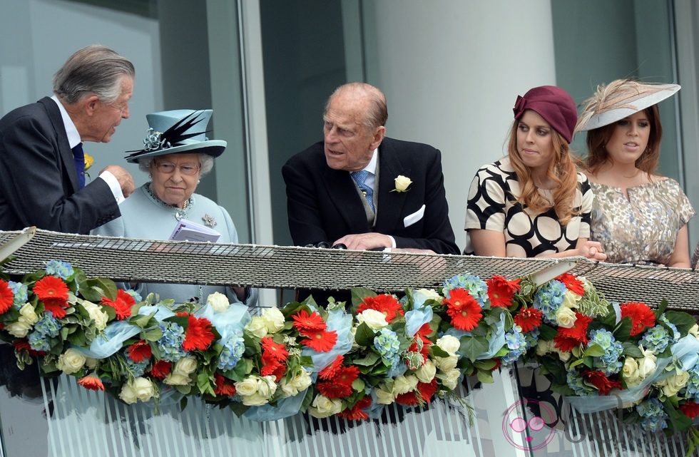 Sir Michael Oswald, la Reina Isabel, el Duque de Edimburgo y las Princesas de York en el Derby de Epsom 2013