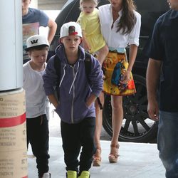 Victoria Beckham con sus cuatro hijos en el aeropuerto de Los Angeles