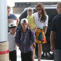 Victoria Beckham con sus cuatro hijos en el aeropuerto de Los Angeles