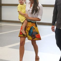 Victoria Beckham lleva en brazos a su hija Harper Seven en el aeropuerto de Los Angeles