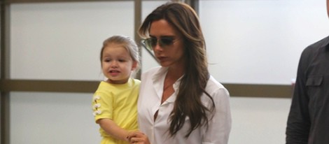 Victoria Beckham lleva en brazos a su hija Harper Seven en el aeropuerto de Los Angeles