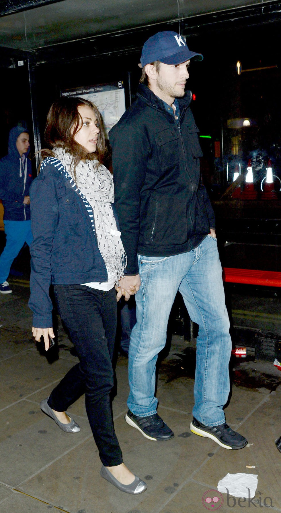 Ashton Kutcher y Mila Kunis paseando por Londres