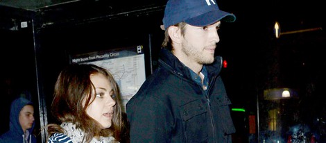 Ashton Kutcher y Mila Kunis paseando por Londres