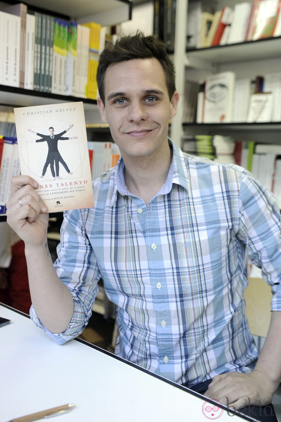 Christian Gálvez firmando ejemplares de 'Tienes talento' en la Feria del Libro de Madrid 2013