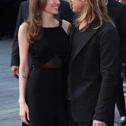 Angelina Jolie y Brad Pitt muy enamorados en el estreno de 'World War Z'