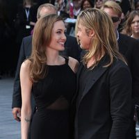 Angelina Jolie y Brad Pitt muy enamorados en el estreno de 'World War Z'