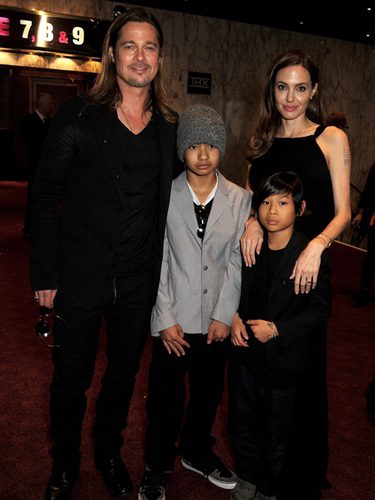 Brad Pitt y Angelina Jolie con sus hijos Maddox y Pax Jolie-Pitt en la premiere de 'Guerra Mundial Z' en Londres