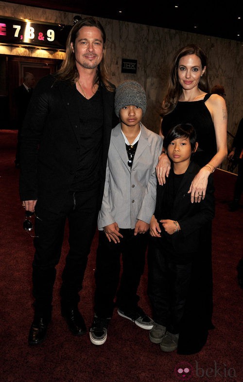 Brad Pitt y Angelina Jolie con sus hijos Maddox y Pax Jolie-Pitt en la premiere de 'Guerra Mundial Z' en Londres