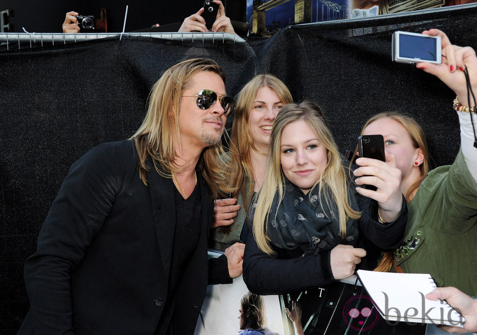 Brad Pitt atiende a los fans en la premiere de 'Guerra Mundial Z' en Londres