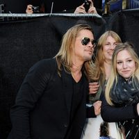 Brad Pitt atiende a los fans en la premiere de 'Guerra Mundial Z' en Londres