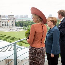 Guillermo Alejandro y Máxima de Holanda con Angela Merkel en Berlín