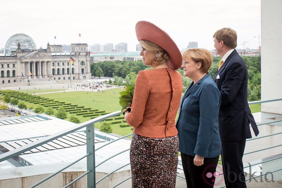 Guillermo Alejandro y Máxima de Holanda con Angela Merkel en Berlín