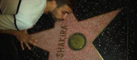 Gerard Piqué besa en el estrella en el Paseo de la Fama de Shakira
