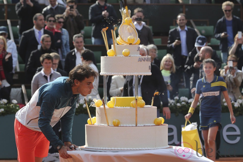 Rafa Nadal sopla las velas de la tarta de su 27 cumpleaños en Roland Garros 2013