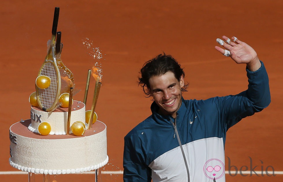 Rafa Nadal celebra su 27 cumpleaños con una tarta en Roland Garros 2013