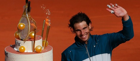 Rafa Nadal celebra su 27 cumpleaños con una tarta en Roland Garros 2013