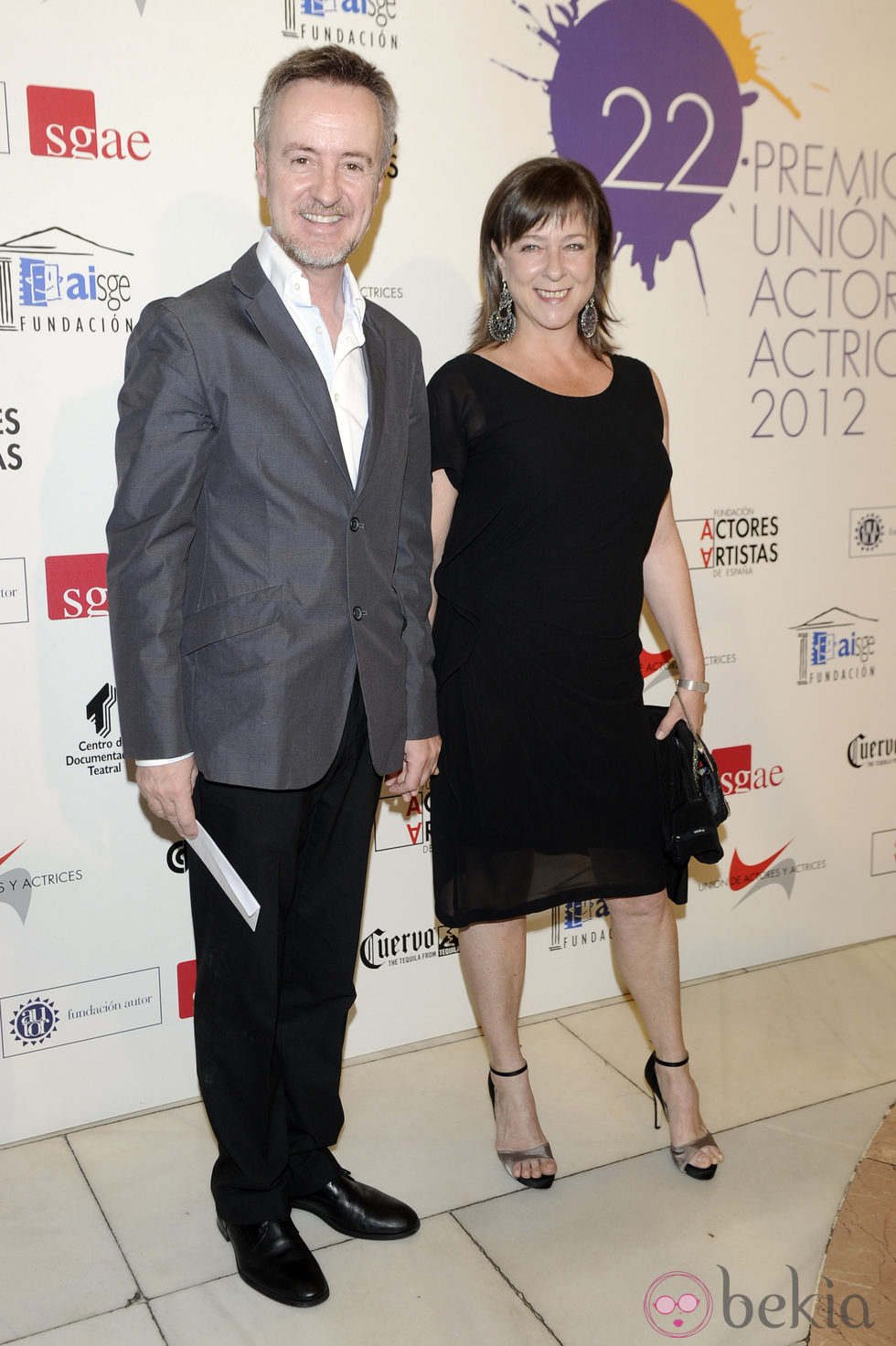 Carlos Hipolito acompañado en la alfombra roja de los Premios Unión de Actores 2012