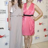 Ledicia Sola compañada en la alfombra roja de los Premios Unión de Actores 2012