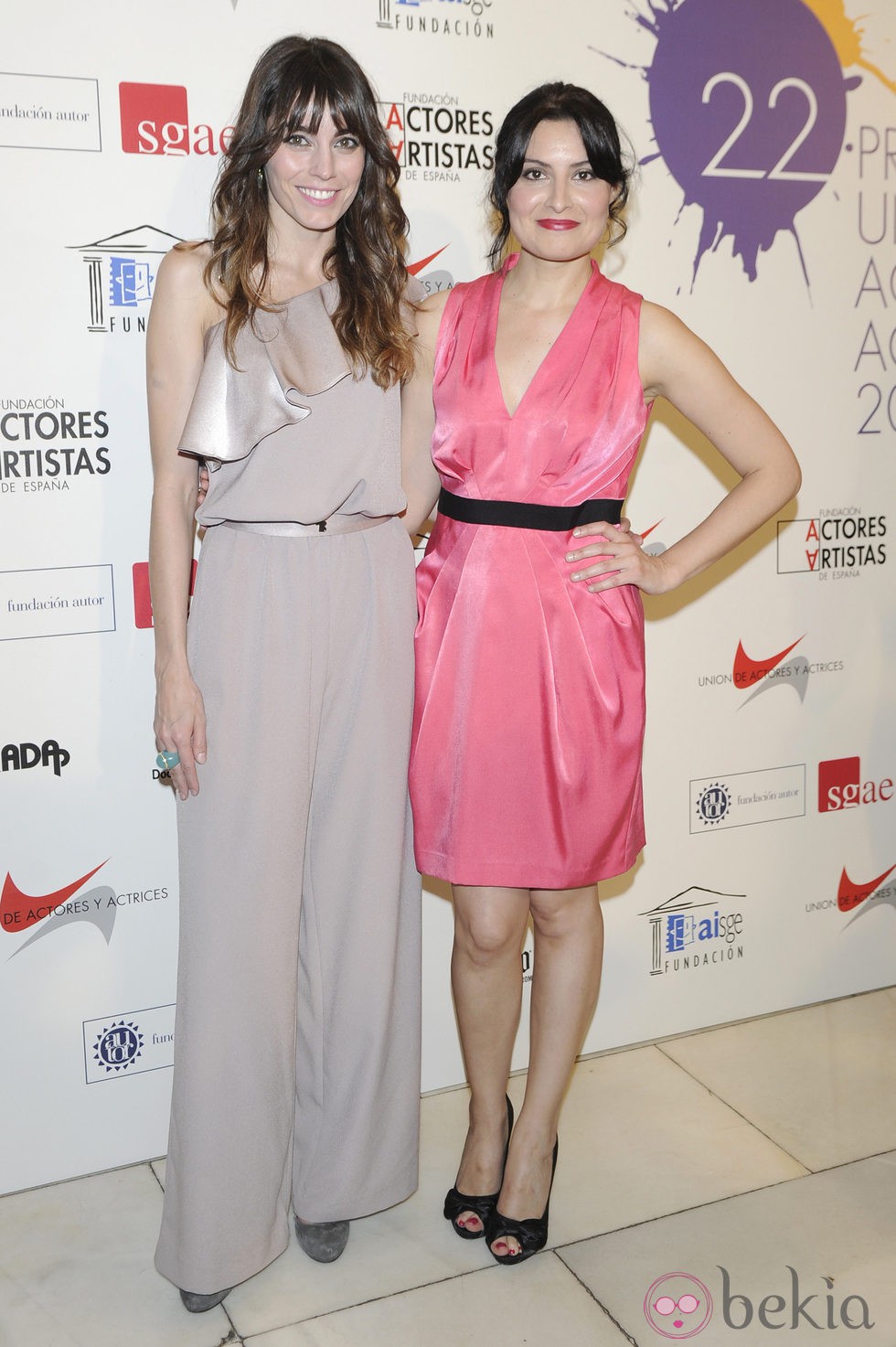 Ledicia Sola compañada en la alfombra roja de los Premios Unión de Actores 2012