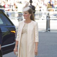 Kate Middleton luce embarazo en la misa por el 60 aniversario de la coronación de Isabel II