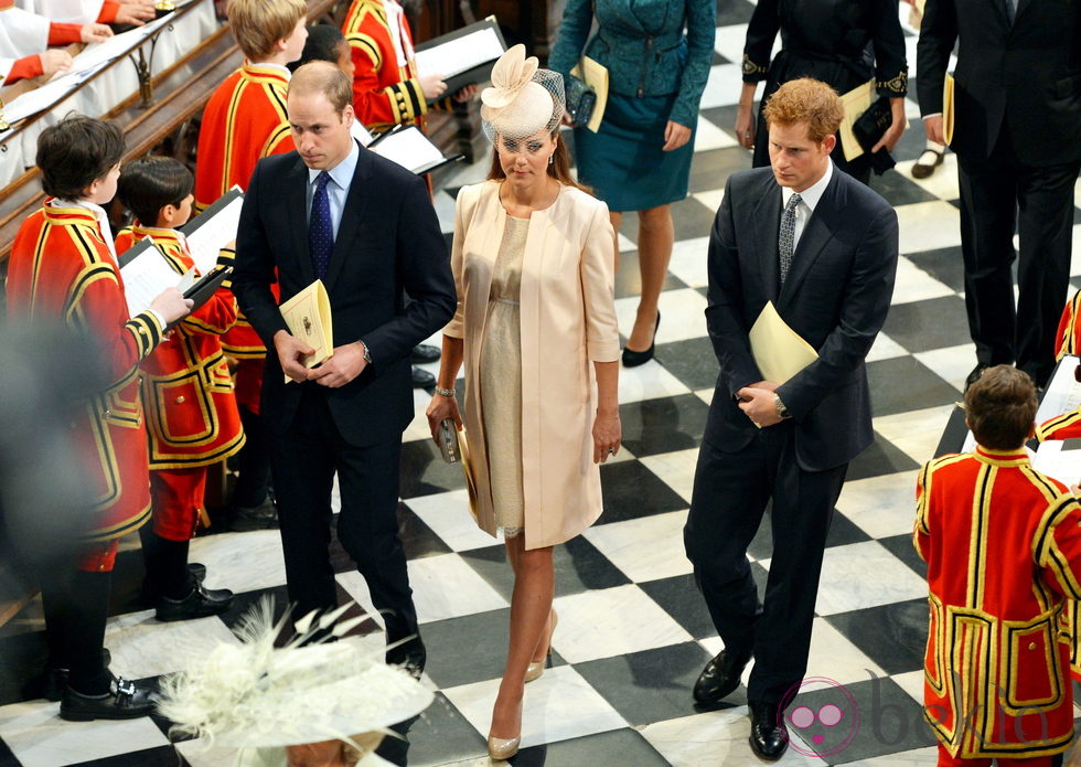 Los Duques de Cambridge y el Príncipe Harry en la misa por el 60 aniversario de la coronación de Isabel II