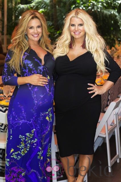 CaCee Cobbs celebrando su baby shower con Jessica Simpson