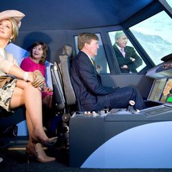 Los Reyes de Holanda prueban un simulador de vuelo en Frankfurt