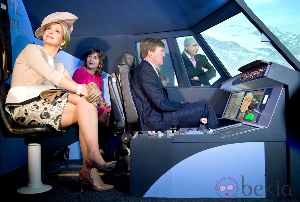 Los Reyes de Holanda prueban un simulador de vuelo en Frankfurt