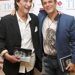 Francisco Pizarro y Alejandro Sanz en la presentación del libro 'Tío Paco'
