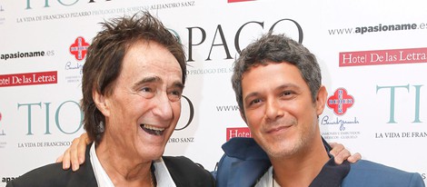 Francisco Pizarro y Alejandro Sanz en la presentación del libro 'Tío Paco'