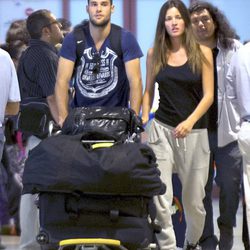 Malena Costa y Mario Suárez en el aeropuerto de Madrid