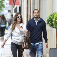 Malena Costa y Mario Suárez durante un paseo por Madrid